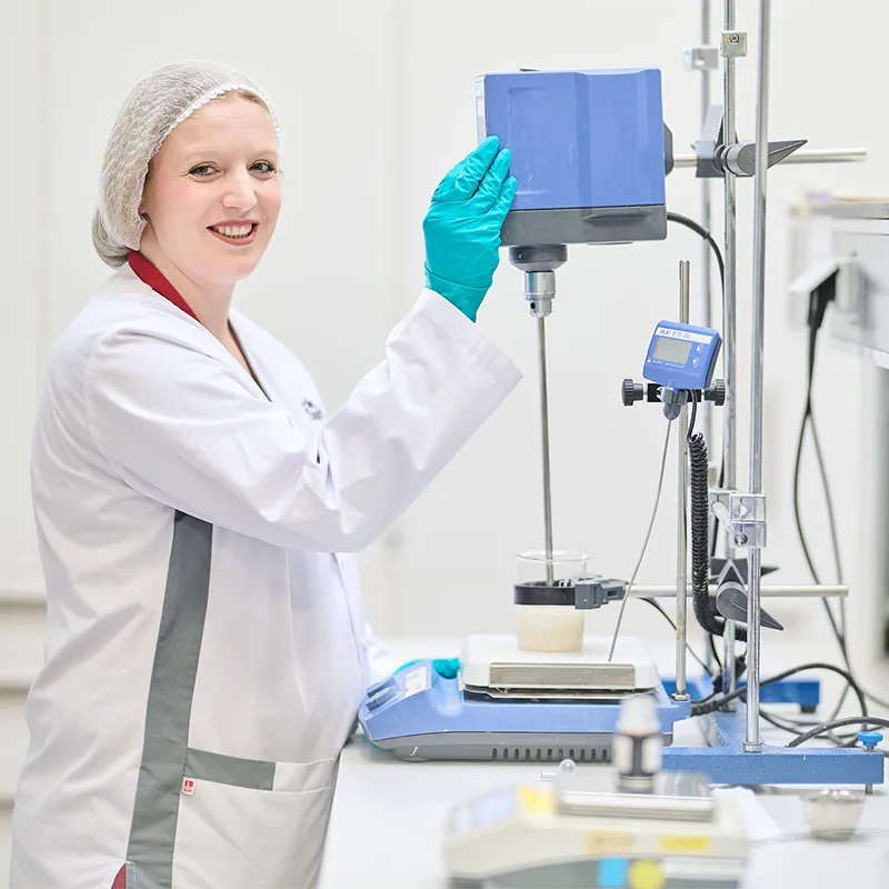 CAREANDD-accompagnement Une femme qui utilise une machine dans un laboratoire